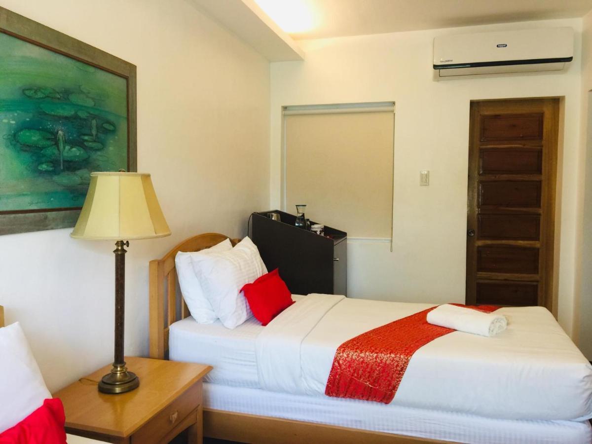 The Carmelence Lodge Tagaytay City Exterior photo
